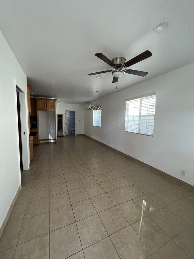 Building Photo - 2 Bed 1 Bath Front House In South Gate