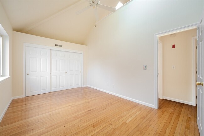 Building Photo - 360 Littleton Rd