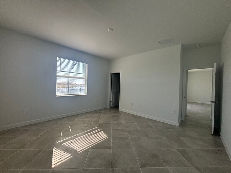 Building Photo - 7869 Lakes Edge Ln