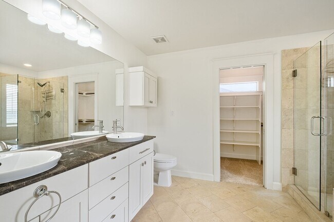 Building Photo - Beloved 3 Bedroom, 2.5 Bath Home in Brentwood