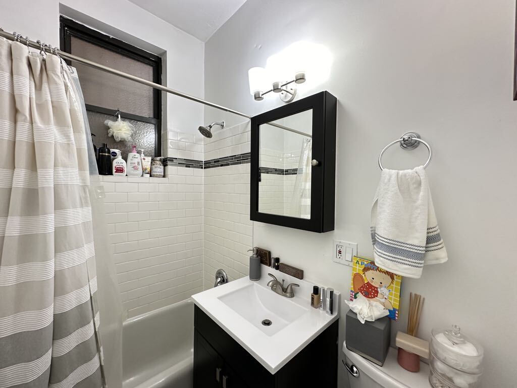 Building Photo - 3345 N Marshfield Ave