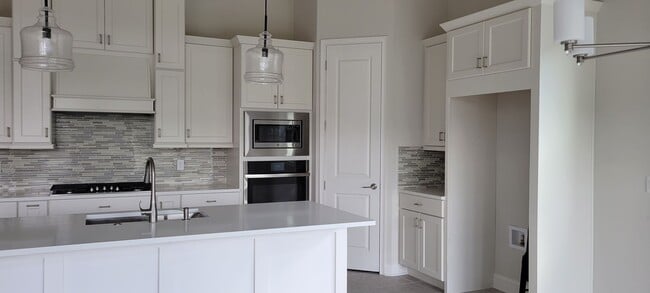 Building Photo - 3/2 with 2 car garage. Newer Construction home in Oakmont