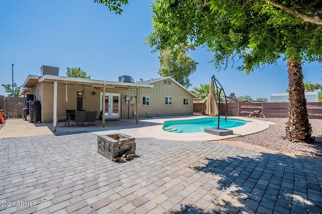 Building Photo - 4 bedroom home with private pool & solar