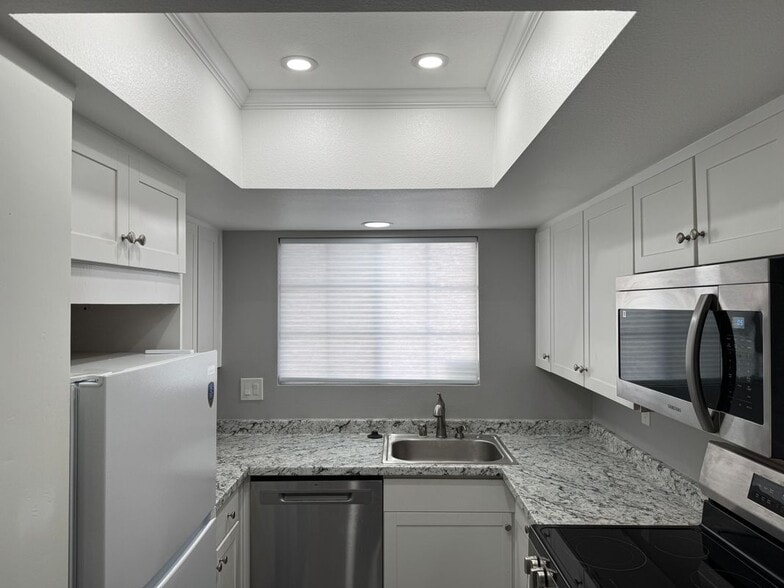 Building Photo - 26162 Sanz, A235