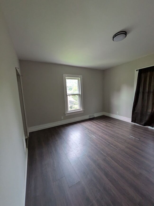 Building Photo - 2 bed 1 bath with 1st floor laundry and of...