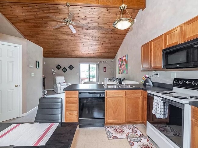 Building Photo - Townhome With Garage!