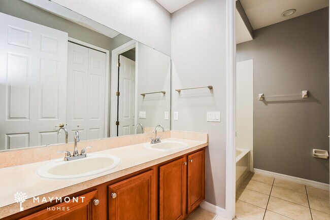Building Photo - 4 Bedroom Townhome in Orlando