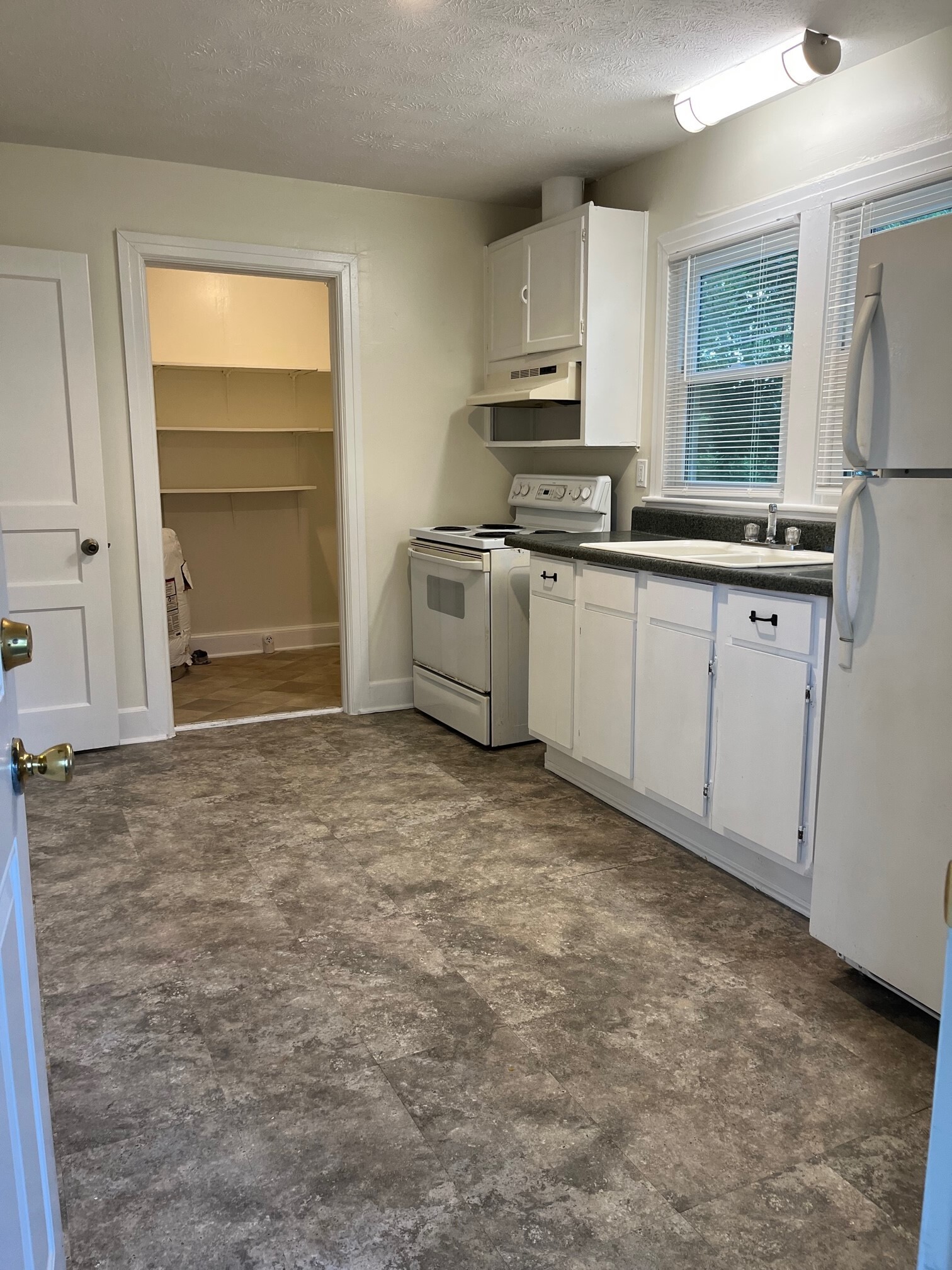 Kitchen - 255 Clover Ave