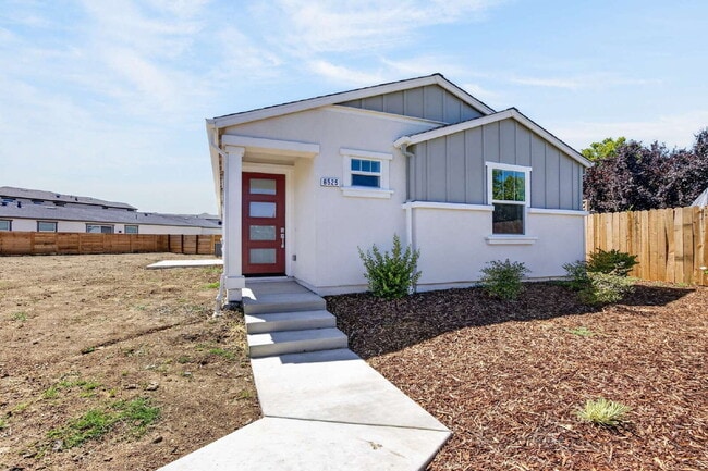 Building Photo - Charming 3-Bed, 2-Bath Home in Sacramento