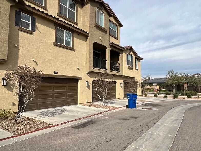 Building Photo - 1255 N Arizona Ave