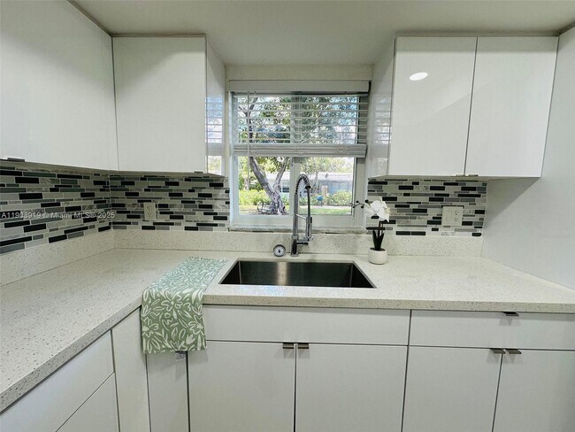 Building Photo - 414 SE 14th St