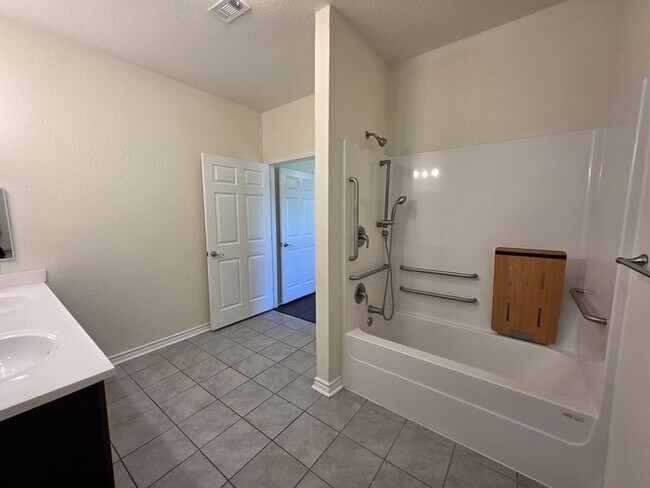 Building Photo - 3/2/2-Ready for Move In
