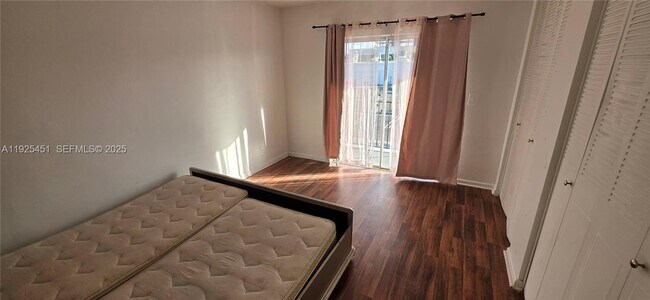 Building Photo - 1100 NE 1st Ct