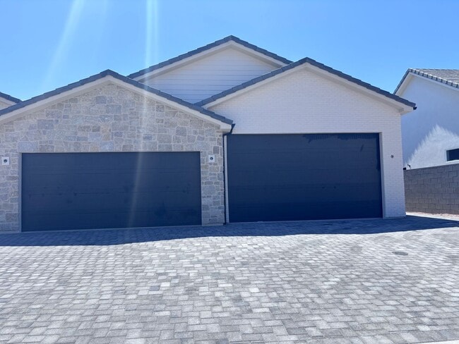 Building Photo - Beautiful custom single story in Moorland Park with pool