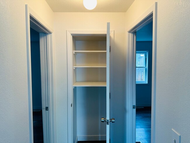 Building Photo - 4 bedroom, 1 bath. Pets Ok, Remodeled in 2...