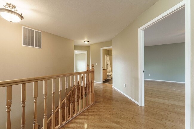 Building Photo - $500 Move In Special  4 Bedroom 2.5 Bath N...