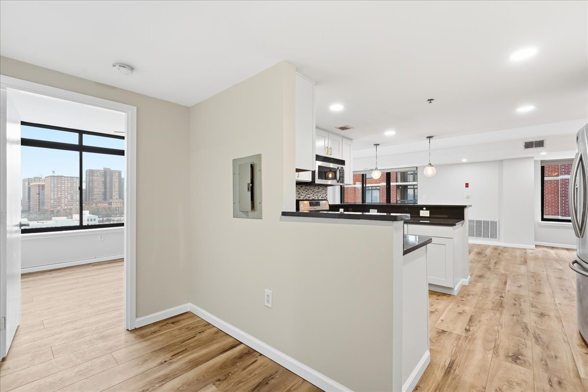 Building Photo - 700 1st St