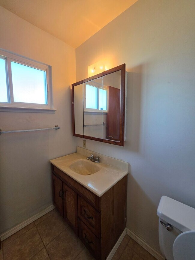 Building Photo - Spacious Home!!
