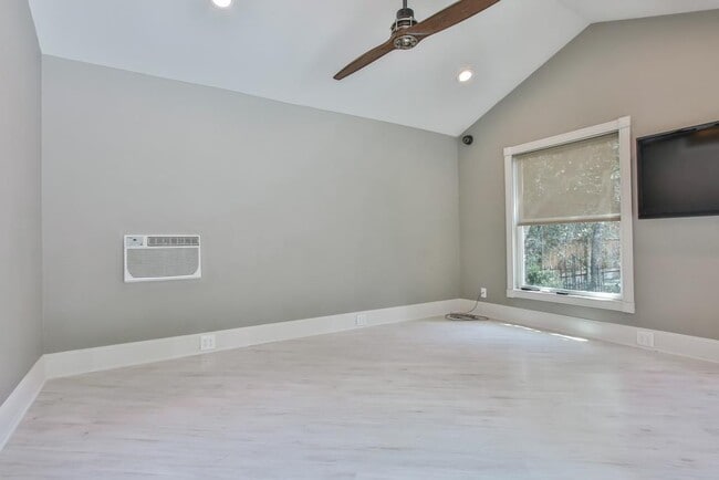 Building Photo - 4614 Maple St