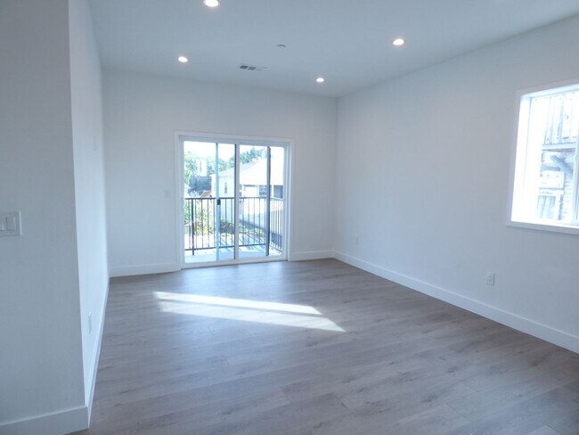 Building Photo - 4 Bedroom Unit with 2 Car Parking!