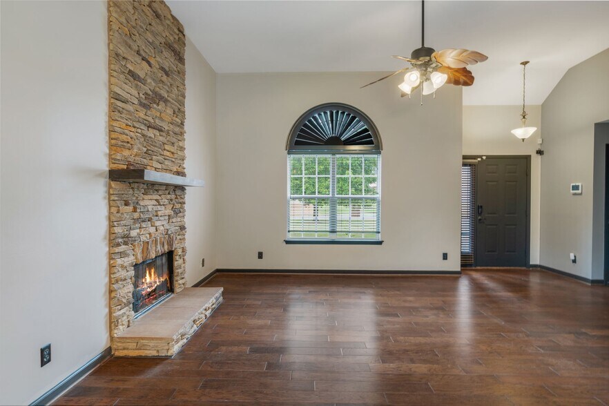Building Photo - 1107 Saddle Creek Dr