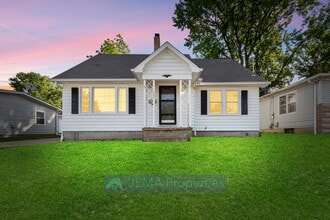 Building Photo - 503 E 8th St