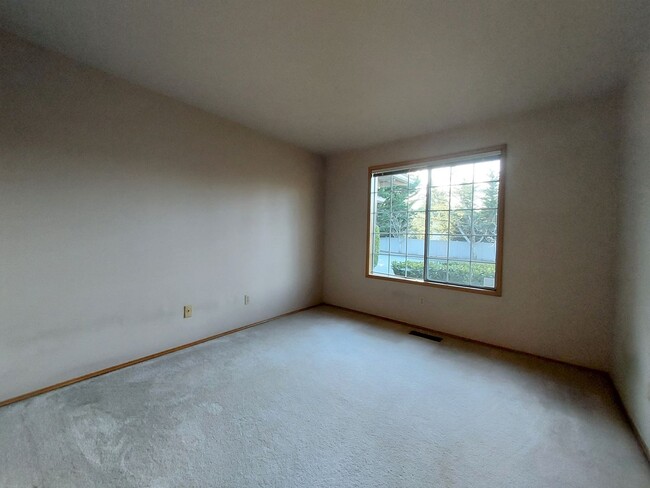 Building Photo - Federal Way Rambler featuring vaulted ceil...