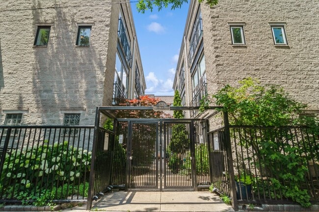 Primary Photo - 530 N Wood St