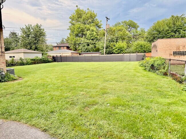 Building Photo - 9033 Ewing Ave