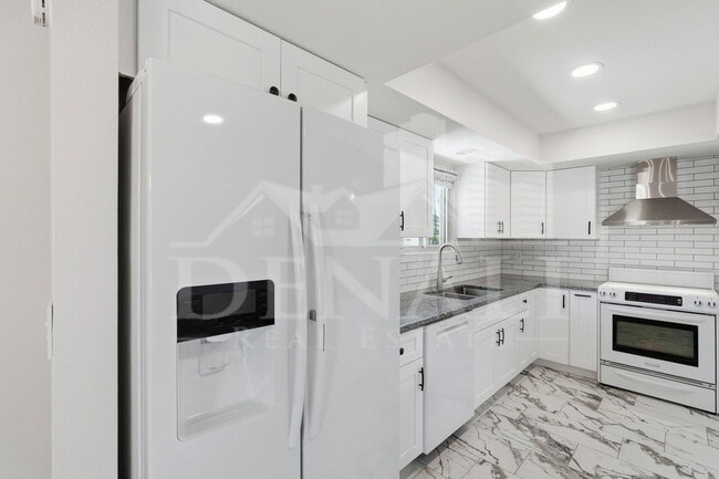 Building Photo - 10602 E Elmhurst Dr