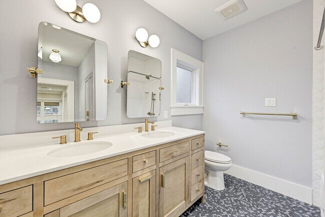 Building Photo - Completely renovated Heights historic bung...