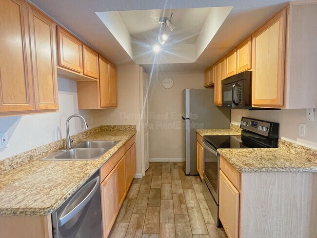 Building Photo - 740 W Elm St