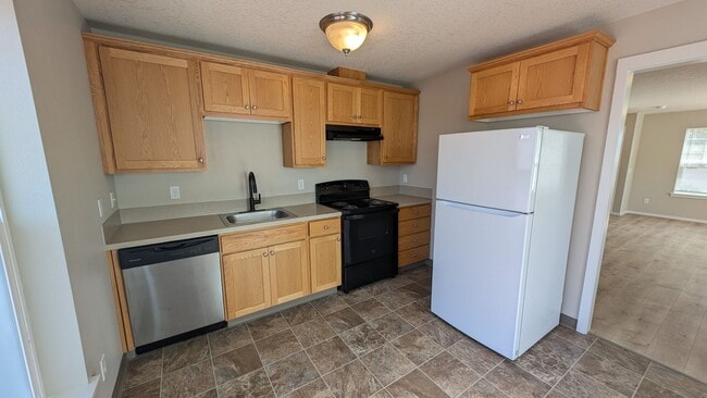 Building Photo - End unit Townhouse in Forest Grove