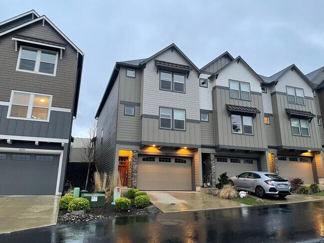 Building Photo - BEAUTIFUL LUXURY Style Townhouse with a go...