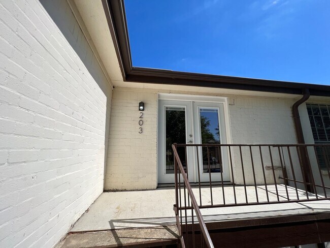 Building Photo - Ridglea4004 #203 ***MAINTENANCE-HOA***
