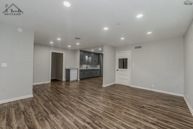 Building Photo - 516 W Magnolia Ave