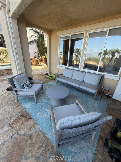 Building Photo - 3 Pavona