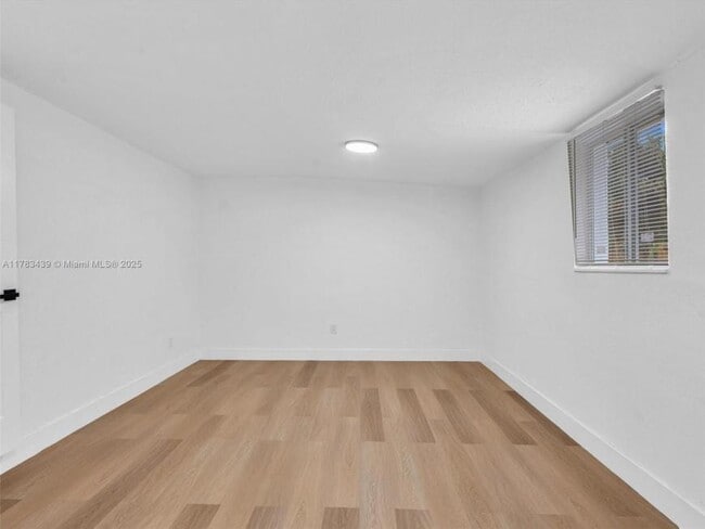 Building Photo - 3 bedroom in Miami FL 33162