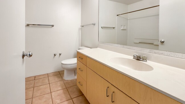 Building Photo - Gated Townhome  Ground Floor 3bdrm/2bath M...