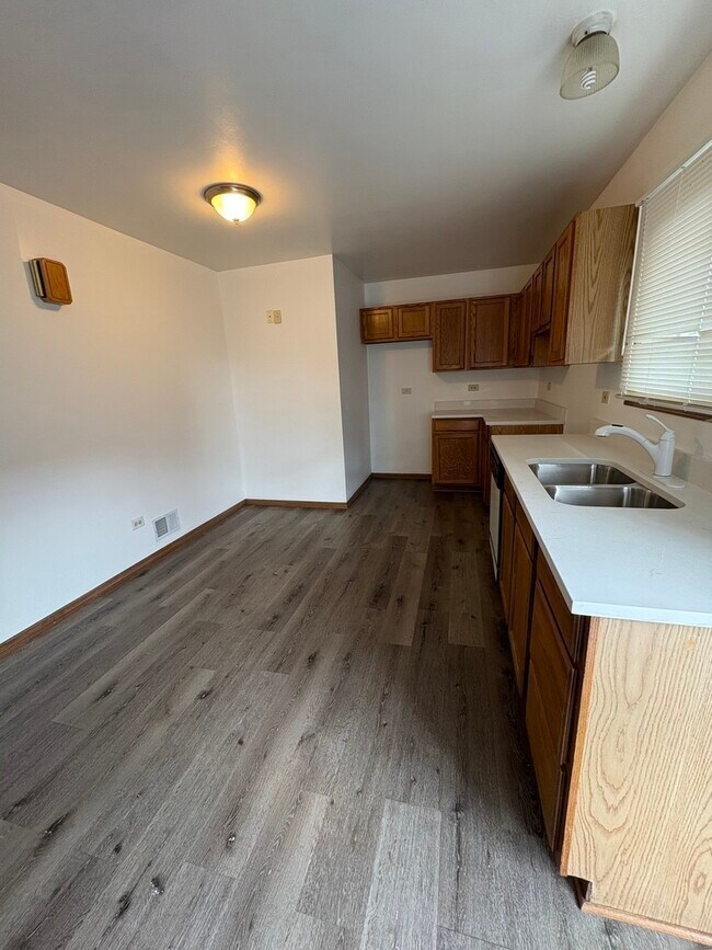 Building Photo - 14512 Oakley Ave