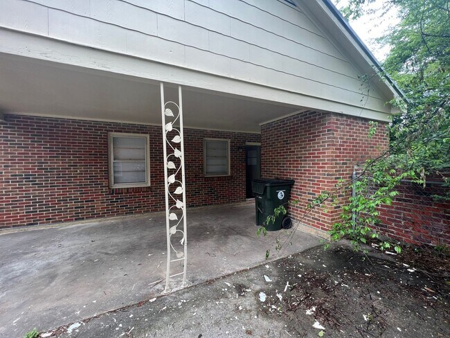 Building Photo - 3 bedroom 1 bathroom single level home