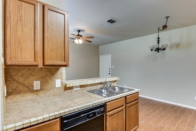 Building Photo - NICE 3 BEDROOM 2.5 BATH TOWNHOUSE LOCATED ...
