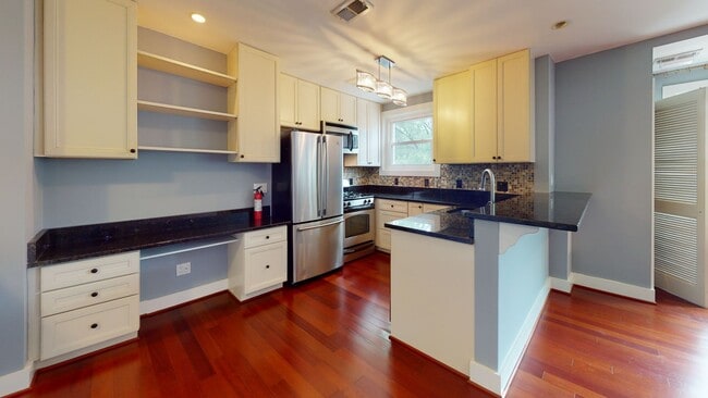 Building Photo - Top Floor Palisades Spacious One Bedroom W/Washer/Dryer In Unit!