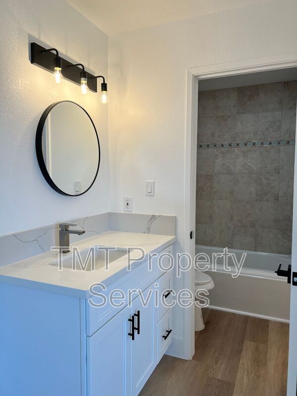 Building Photo - 610 E Newlove Dr