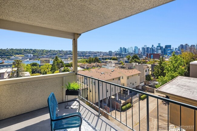 Building Photo - Top Floor Queen Anne Unit! (Beautiful views & 3 Parking Spaces)