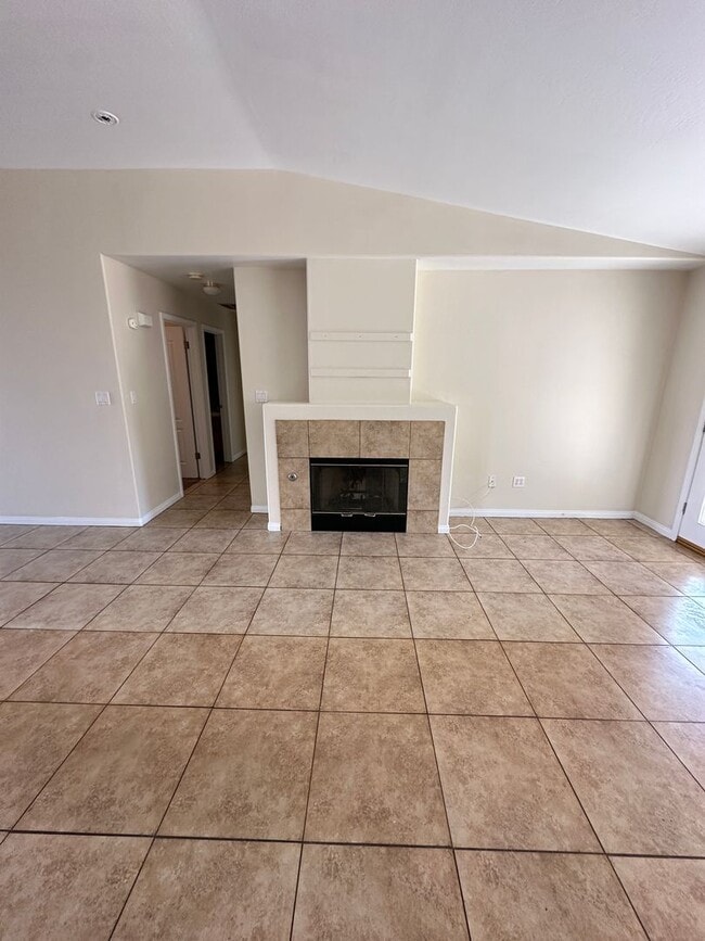 Building Photo - Charming 3-Bed, 2-Bath Home for Rent in Bakersfield, CA!
