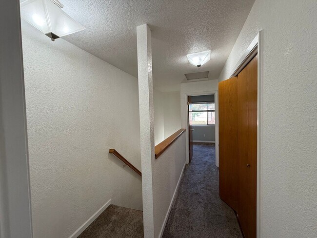 Building Photo - 2-bedroom condo near shopping, restaurants...