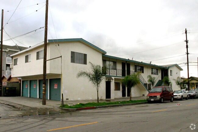 Building Photo - 1090 Walnut Ave