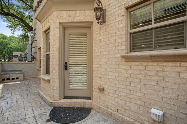 Building Photo - Luxury Highland Park Condo