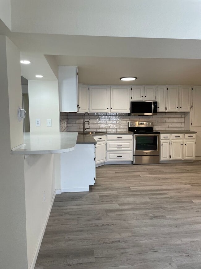 Building Photo - STUDENTS WELCOME! Spacious 3-Bedroom / 1-Bath Duplex w/ Fenced Backyard